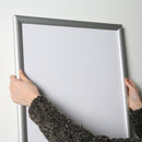 LED Klapprahmen 25mm Silber – Beleuchteter Posterrahmen-hanging
